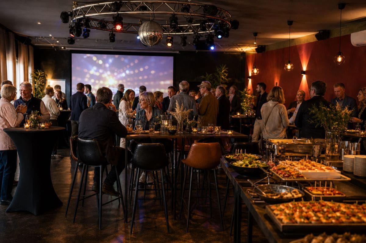 Event-Catering in der Lightning Eventlocation mit Buffet und Gästen bei einer Feier