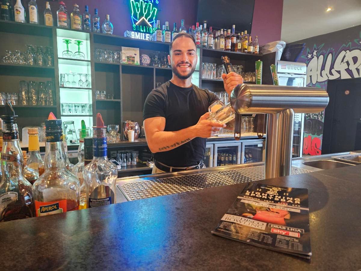 Handyfoto vom Getränkeservice während einer Feier