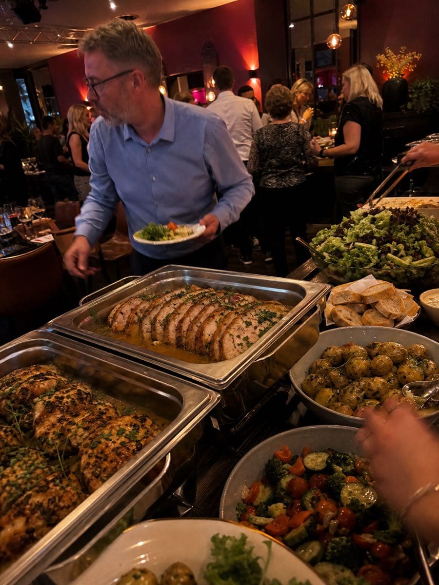 Handyfoto vom Catering-Buffet bei einer Feier