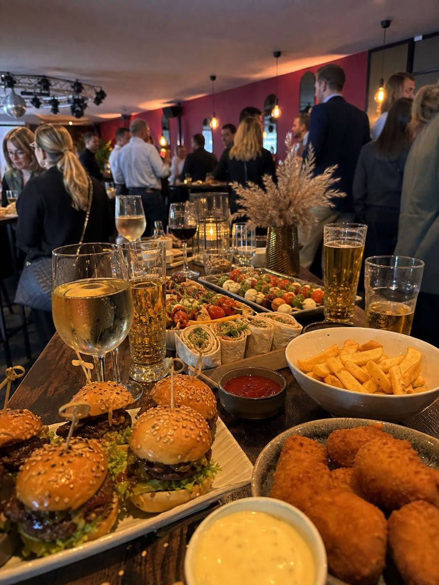 Handyfoto von Fingerfood und Getränken auf einem Stehtisch