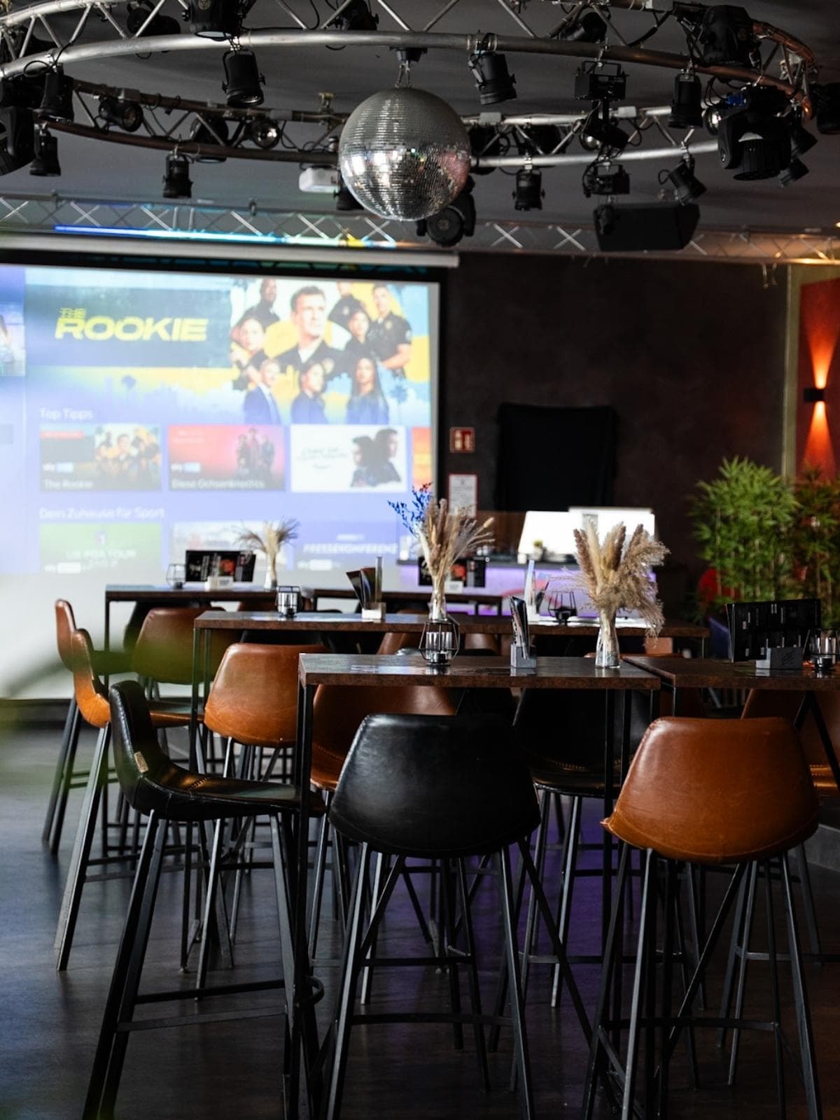 Festsaal der Lightning Eventlocation in Lüdinghausen mit Lichtanlage und Bestuhlung